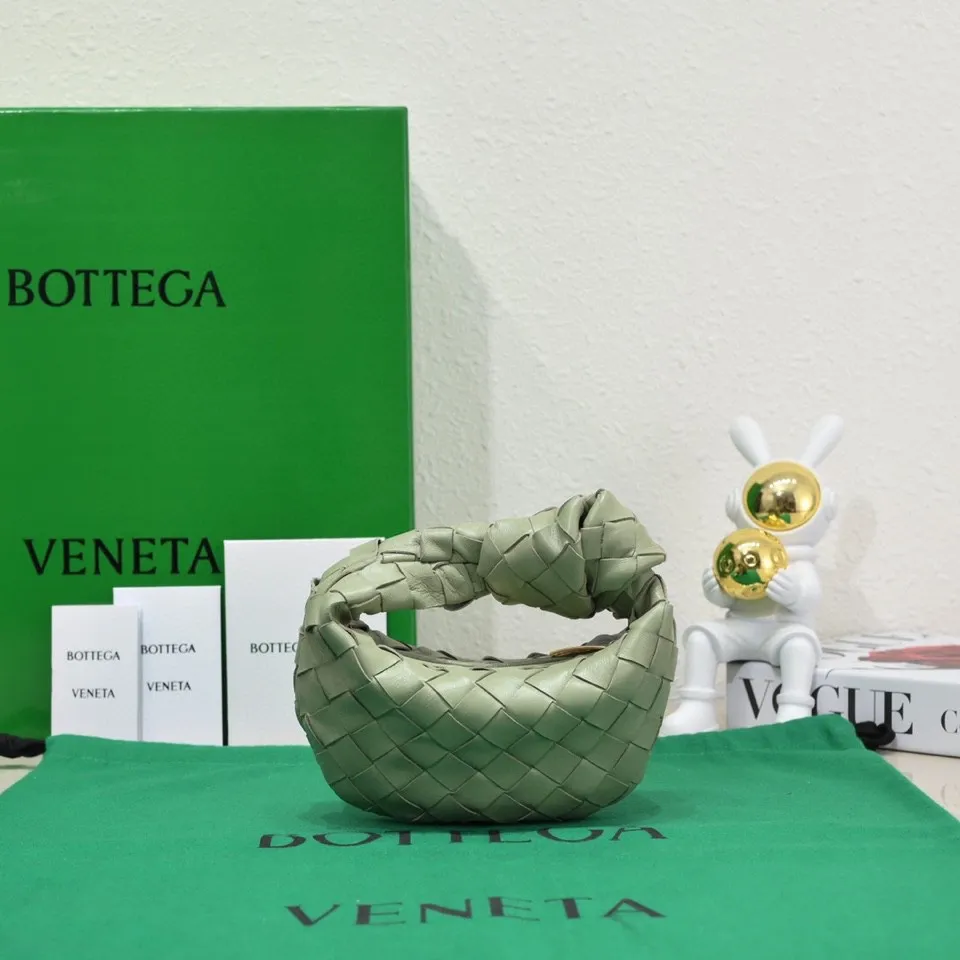 Batch 1080 BV super mini JODIE handbag, dumpling bag, woven knotted bag, simple, fashionable and super cute🍒Every color is high-end. It is a smaller version of the original mini version🤣It can only hold cuteness🍓🍓The upper body is fashionable and romantic. The fashionable bags created by Daniel Lee are really more and more favored by street experts. Style number: 6699-0# Size: 17*16*6.5